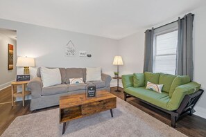 TV - Cozy 2BR Cottage Near Miami Valley Hospital & UD (Dayton)