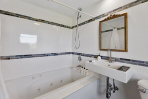 Bathroom - Ridgeview Retreat | Valley Views • Sleeps 6 (New Lebanon)
