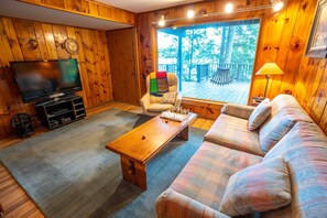 Smart TV, fireplace, stereo - Rustic 3bd Lake Front Country Cottage (Monterey)