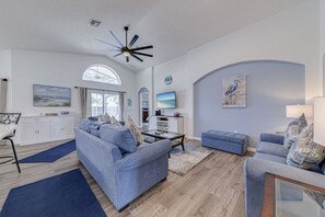Living area - Top Rated & Stylish 4 bed home, gated neighborhood (Davenport)