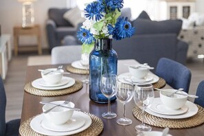 Dining - Superb modern 4 bed home close to attractions (Davenport)