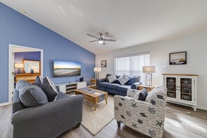 Living area - Superb modern 4 bed home close to attractions (Davenport)