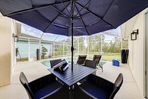 Outdoor dining - Superb modern 4 bed home close to attractions (Davenport)