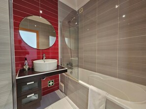 Regadera, secadora de cabello, bidet, toallas 