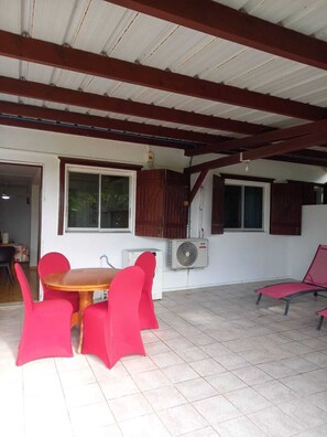 Outdoor dining - Bas de Villa in the countryside, very quiet and close to the beach  (Saint-François)