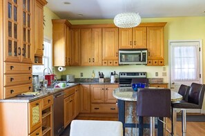 Mikrobølgeovn, ovn, kokeplater og oppvaskmaskin