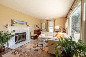 Smart TV - Spacious 4Bd Just a Block from Lake Mansfield! (Great Barrington)