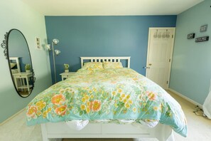 4 bedrooms, desk, iron/ironing board, travel cot - Spacious 4Bd Just a Block from Lake Mansfield! (Great Barrington)