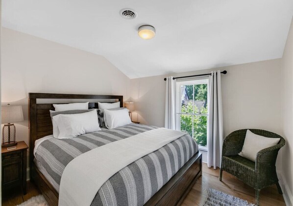 2 Schlafzimmer, Schreibtisch, Bügeleisen/Bügelbrett, Reisekinderbett