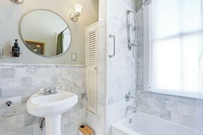 Séchoir à cheveux, serviettes fournies, savon, shampooing