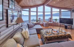 Smart TV, fireplace - Beach front home in Omastrand (Omastrand)