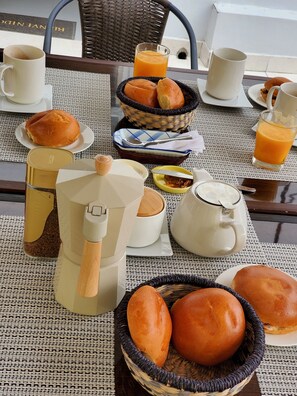 Daily continental breakfast (PEN 20 per person)