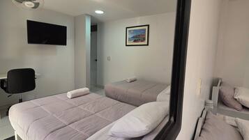 Deluxe tweepersoonskamer, uitzicht op bergen | Donzen dekbedden, individueel gemeubileerd, een bureau