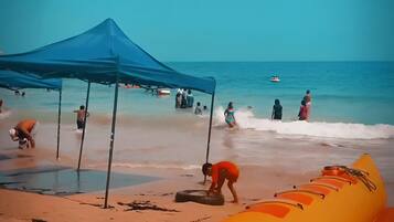 Vlak bij het strand, wit zand, vervoer van/naar het strand, parasols