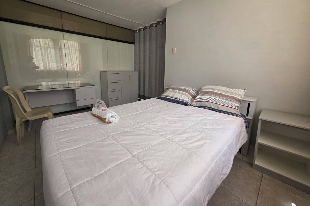 Cubrecamas, muebles diferentes y escritorio