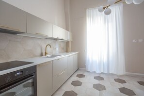 Fridge, stovetop, dishwasher, cookware/dishes/utensils