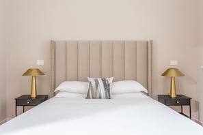 5 bedrooms, iron/ironing board, WiFi, bed sheets