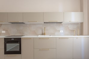 Geladeira, cooktop, lava-louças, talheres/pratos/utensílios de cozinha