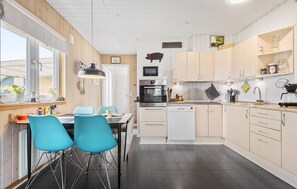 Een koelkast, een vaatwasser, een koffiezetapparaat/waterkoker