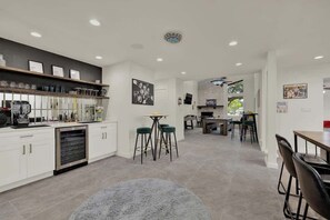 Talo, useita sänkyjä, patio, näköala puutarhaan (640 Rainbow Ridge) | Ruokailu