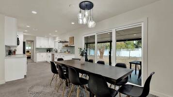 Casa, varias camas, patio, vista al jardín (640 Rainbow Ridge) | 5 habitaciones, decoración personalizada y muebles diferentes