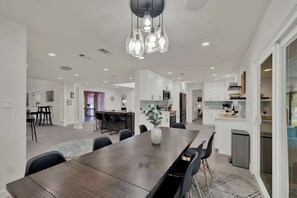 Ház, több ágy, teraszos udvar, kilátással a kertre (640 Rainbow Ridge) | 5 hálószoba, egyedi dekoráció, egyedi berendezés és ágynemű