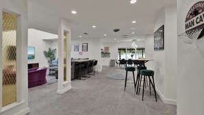 Een modern interieur met een eethoek, keuken en zithoek.