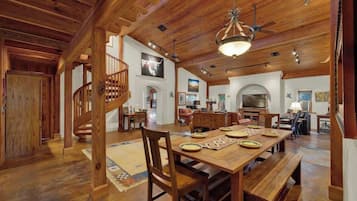 House, Multiple Beds, Patio, Garden View (409 N Cherry- C & S) | Dining