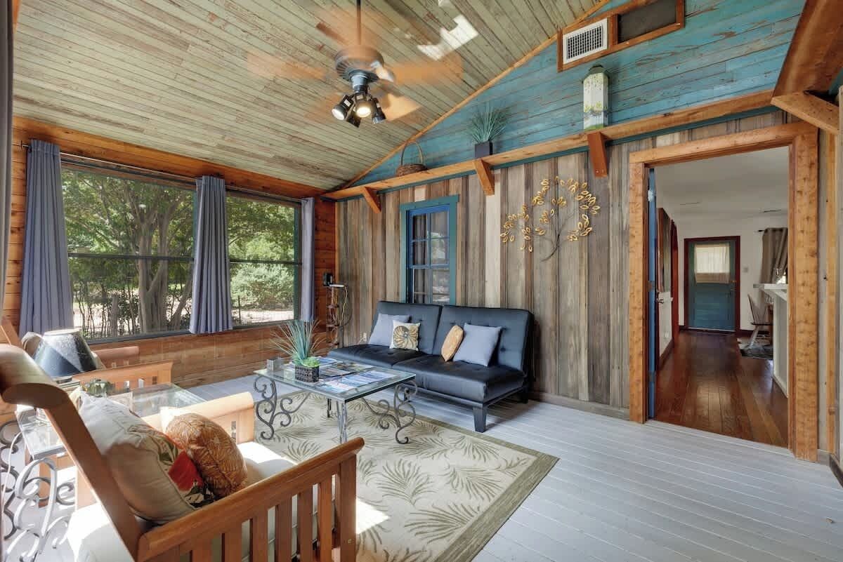 House, 1 King Bed with Sofa bed, Hot Tub, Garden View (411 N Cherry- Nan) | Living area