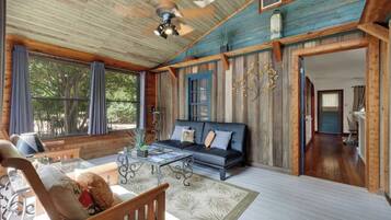 House, 1 King Bed with Sofa bed, Hot Tub, Garden View (411 N Cherry- Nan) | Living area