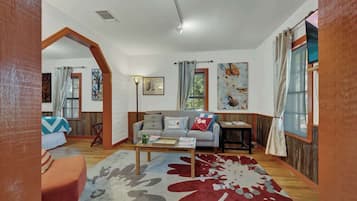 House, 1 King Bed with Sofa bed, Hot Tub, Garden View (411 N Cherry- Nan) | Living area