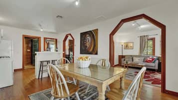 House, 1 King Bed with Sofa bed, Hot Tub, Garden View (411 N Cherry- Nan) | Dining