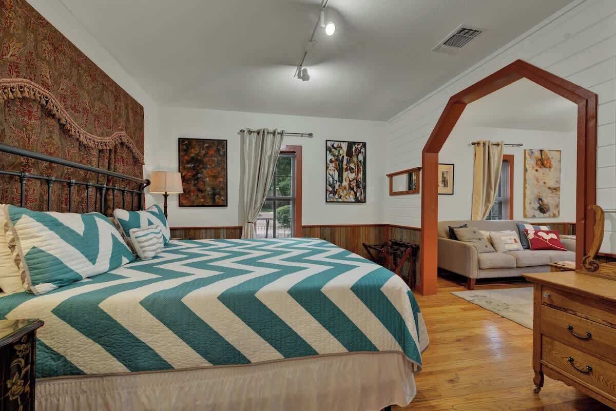 Casa, 1 cama de matrimonio grande con sofá cama, bañera de hidromasaje (411 N Cherry- Nan) | 1 dormitorio, decoración individual, mobiliario individual