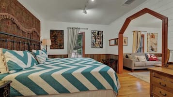 Casa, 1 cama de matrimonio grande con sofá cama, bañera de hidromasaje (411 N Cherry- Nan) | 1 dormitorio, decoración individual, mobiliario individual