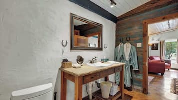 House, 1 King Bed, Hot Tub, Garden View (411 N Cherry- Son) | Bathroom | Towels