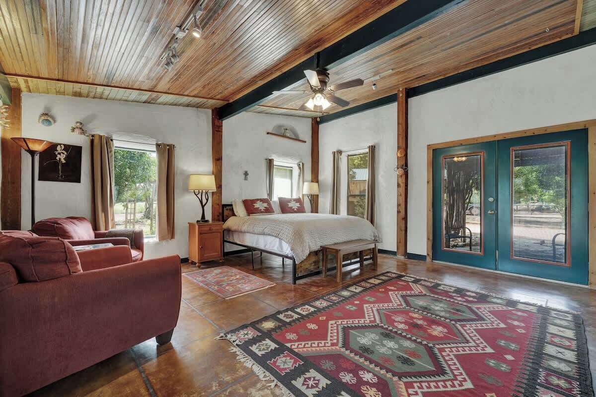 House, 1 King Bed, Hot Tub, Garden View (411 N Cherry- Son) | 1 bedroom, individually decorated, individually furnished, bed sheets