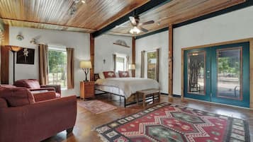 House, 1 King Bed, Hot Tub, Garden View (411 N Cherry- Son) | 1 bedroom, individually decorated, individually furnished, bed sheets