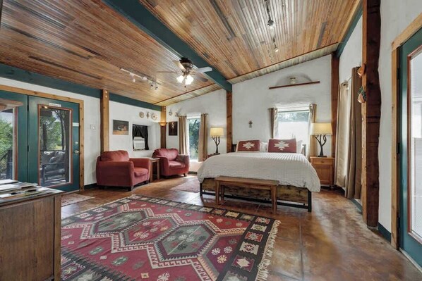 House, 1 King Bed, Hot Tub, Garden View (411 N Cherry- Son) | 1 bedroom, individually decorated, individually furnished, bed sheets