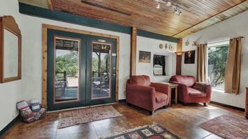 House, 1 King Bed, Hot Tub, Garden View (411 N Cherry- Son) | Interior