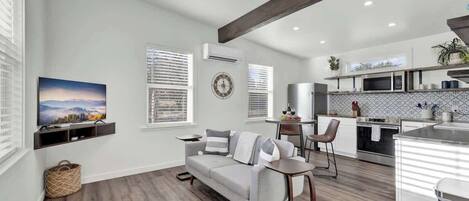 House, 1 King Bed, Hot Tub (155 Moellering Guest) | Living area