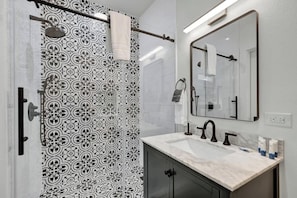 Casa, 1 letto king, idromassaggio (155 Moellering Guest) | Bagno | Asciugamani, carta igienica