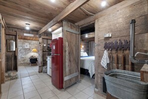 Maison, plusieurs lits, patio, vue jardin (3499 W US 290- Combo) | 6 chambres, décoration personnalisée, ameublement personnalisé