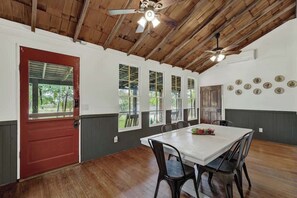 Maison, Plusieurs lits, patio, vue sur le jardin (3499 W US 290- Combo) | Restauration
