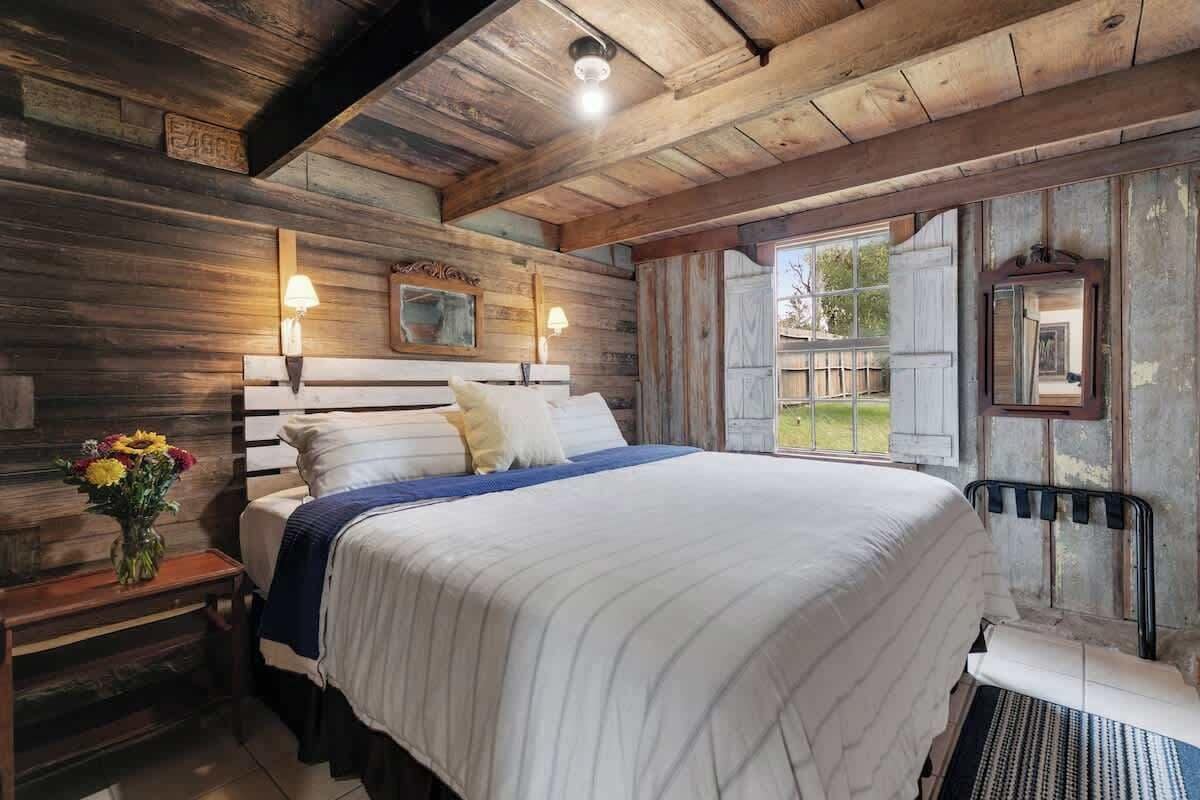 Casa, várias camas, varanda, vista para o jardim (3499 W US 290- Combo) | 6 quartos, individualmente decorados, individualmente mobiliados