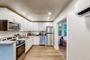 Een koelkast, een microgolfoven, een oven, een kookplaat