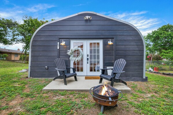 Terrace/patio - Poplar Place - Q With Hot tub and Firepit - 5 min to Main (Fredericksburg)