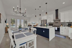 Rumah, Beberapa Tempat Tidur, patio (407 Lamplight Rd.) | Dapur pribadi | Mesin pembuat kopi/teh dan ketel listrik