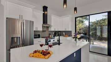 Huis, Meerdere bedden, terras (407 Lamplight Rd.) | Privékeuken | Een koffiezetapparaat/waterkoker, een waterkoker