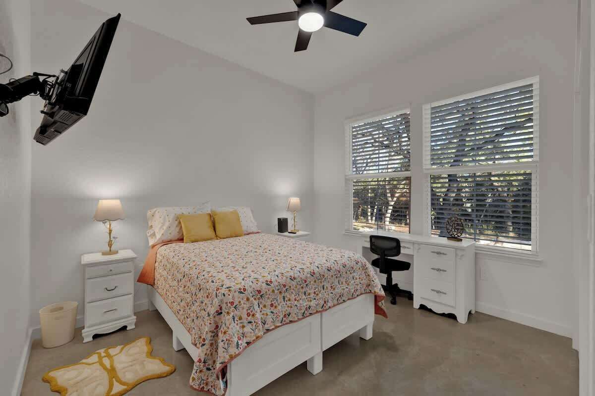 Hus, flere senger, terrasse (407 Lamplight Rd.) | 3 soverom, individuelt dekorert, individuelt innredet og sengetøy