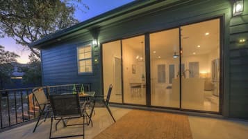 Hus, flere senger, terrasse (407 Lamplight Rd.) | Utendørsservering